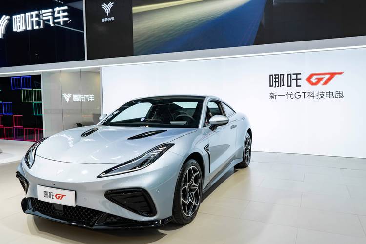 成都95哪吒汽车在智能汽车领域的表现，领途汽车在新能源汽车市场中的影响力